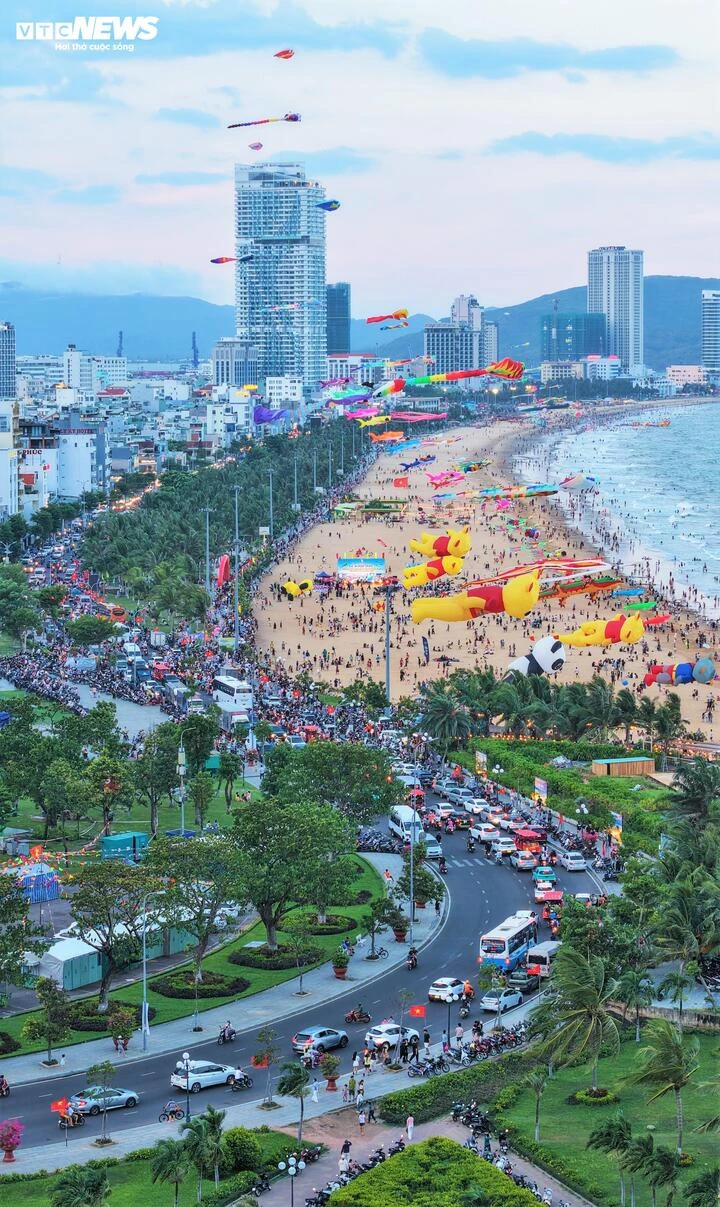 Ngắm diều khổng lồ hình độc lạ bay rợp trời Quy Nhơn