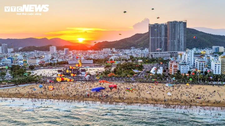 Ngắm diều khổng lồ hình độc lạ bay rợp trời Quy Nhơn