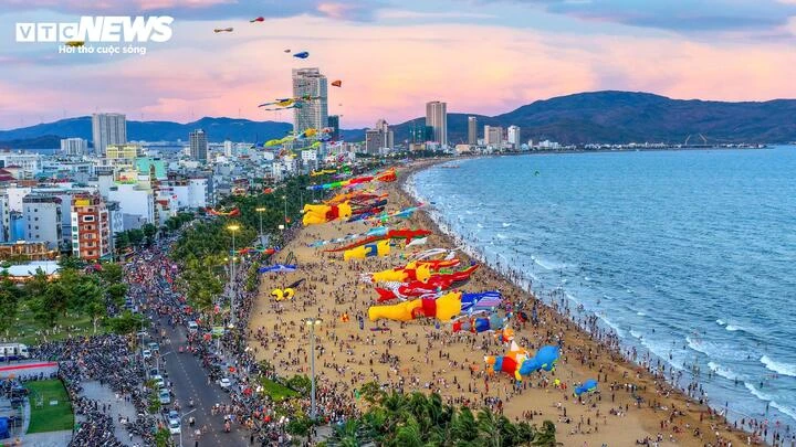 Ngắm diều khổng lồ hình độc lạ bay rợp trời Quy Nhơn