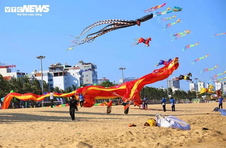 Ngắm diều khổng lồ hình độc lạ bay rợp trời Quy Nhơn