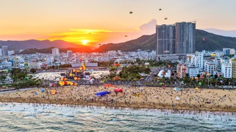 Ngắm diều khổng lồ hình độc lạ bay rợp trời Quy Nhơn