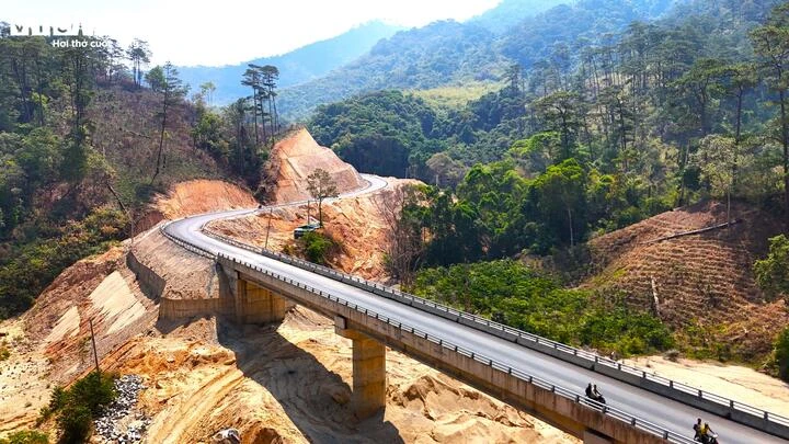 Ngắm đường 'như dòng sông xuyên rừng núi' nối Lâm Đồng và Đắk Lắk Ngắm đường 'như dòng sông xuyên rừng núi' nối Lâm Đồng và Đắk Lắk