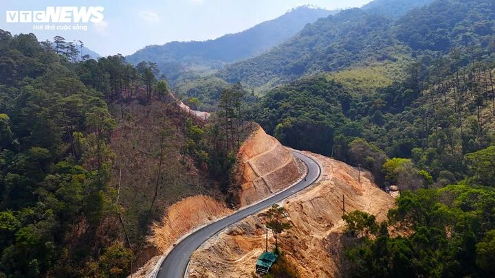Ngắm đường 'như dòng sông xuyên rừng núi' nối Lâm Đồng và Đắk Lắk Ngắm đường 'như dòng sông xuyên rừng núi' nối Lâm Đồng và Đắk Lắk