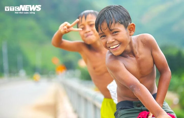 Ngắm đường 'như dòng sông xuyên rừng núi' nối Lâm Đồng và Đắk Lắk Ngắm đường 'như dòng sông xuyên rừng núi' nối Lâm Đồng và Đắk Lắk