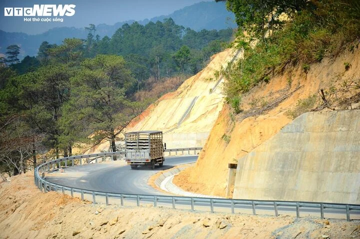 Ngắm đường 'như dòng sông xuyên rừng núi' nối Lâm Đồng và Đắk Lắk Ngắm đường 'như dòng sông xuyên rừng núi' nối Lâm Đồng và Đắk Lắk