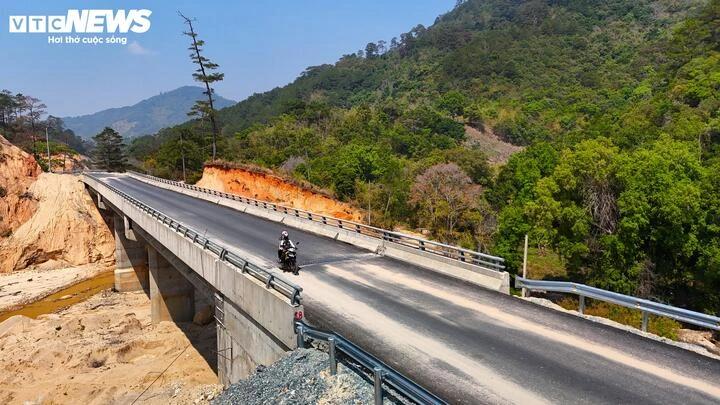 Ngắm đường 'như dòng sông xuyên rừng núi' nối Lâm Đồng và Đắk Lắk Ngắm đường 'như dòng sông xuyên rừng núi' nối Lâm Đồng và Đắk Lắk