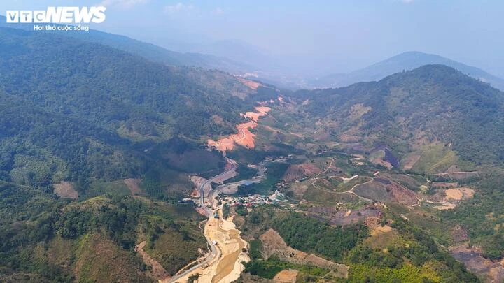 Ngắm đường 'như dòng sông xuyên rừng núi' nối Lâm Đồng và Đắk Lắk Ngắm đường 'như dòng sông xuyên rừng núi' nối Lâm Đồng và Đắk Lắk