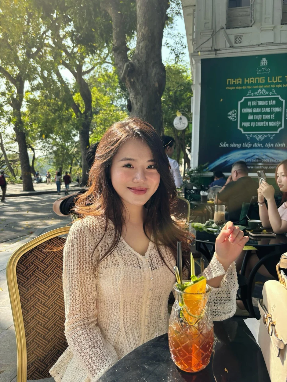 Ngẩn ngơ vì nhan sắc "gây thương nhớ" của cô giáo Ngữ văn trong ngày khai giảng Ngẩn ngơ vì nhan sắc "gây thương nhớ" của cô giáo Ngữ văn trong ngày khai giảng