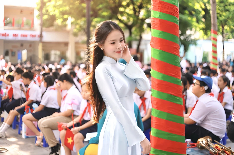 Ngẩn ngơ vì nhan sắc "gây thương nhớ" của cô giáo Ngữ văn trong ngày khai giảng Ngẩn ngơ vì nhan sắc "gây thương nhớ" của cô giáo Ngữ văn trong ngày khai giảng