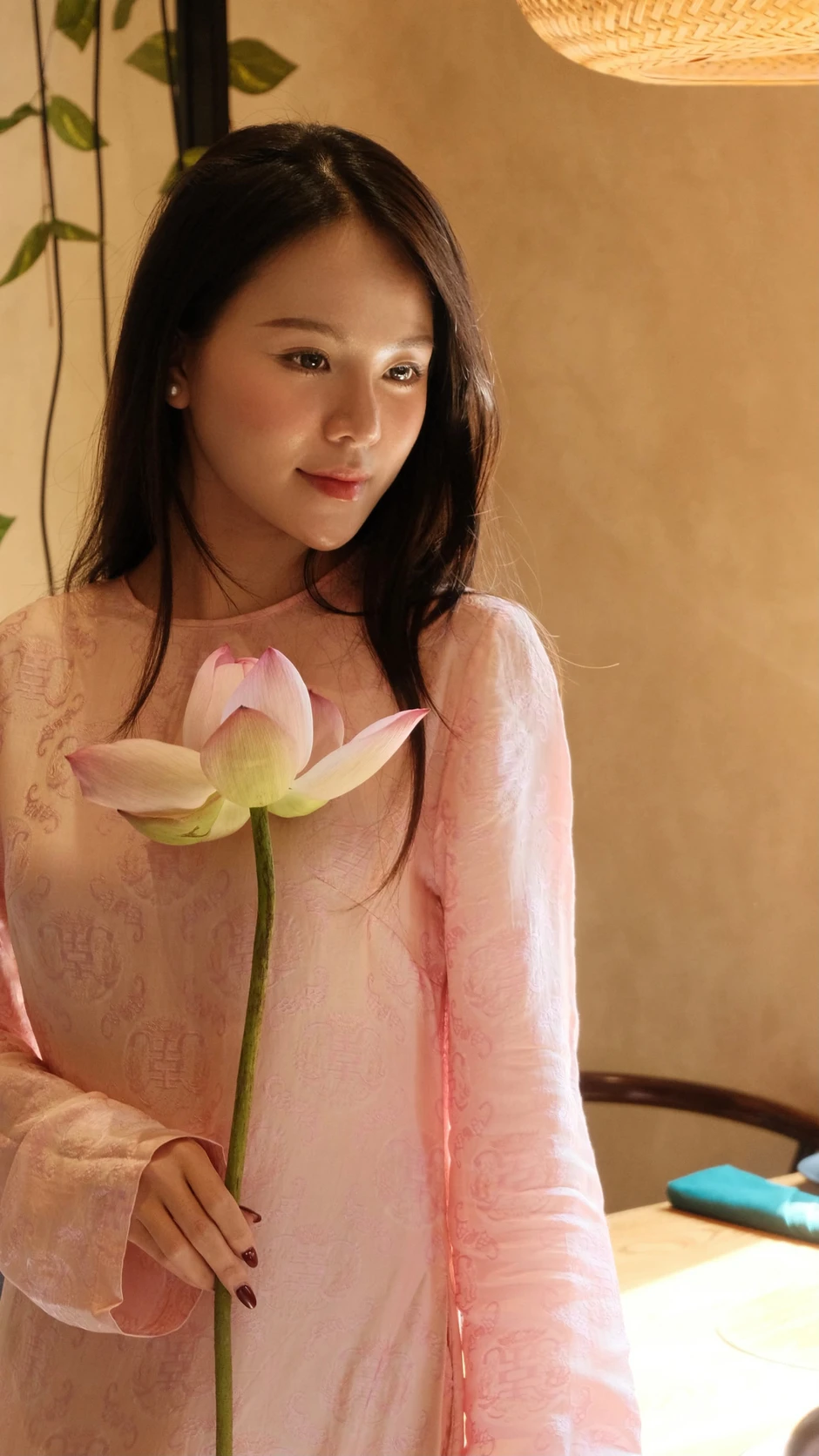 Ngẩn ngơ vì nhan sắc "gây thương nhớ" của cô giáo Ngữ văn trong ngày khai giảng Ngẩn ngơ vì nhan sắc "gây thương nhớ" của cô giáo Ngữ văn trong ngày khai giảng