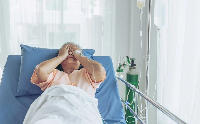 Ngày con dâu sinh cháu, tôi mặc kệ vì nghĩ “con mình thì tự lo”, đến lúc tôi ốm, nó cũng làm đúng như vậy Ngày con dâu sinh cháu, tôi mặc kệ vì nghĩ “con mình thì tự lo”, đến lúc tôi ốm, nó cũng làm đúng như vậy
