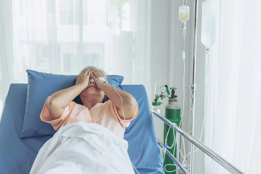 Ngày con dâu sinh cháu, tôi mặc kệ vì nghĩ “con mình thì tự lo”, đến lúc tôi ốm, nó cũng làm đúng như vậy Ngày con dâu sinh cháu, tôi mặc kệ vì nghĩ “con mình thì tự lo”, đến lúc tôi ốm, nó cũng làm đúng như vậy