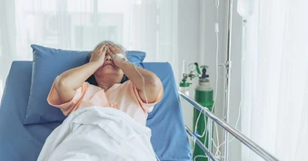 Ngày con dâu sinh cháu, tôi mặc kệ vì nghĩ “con mình thì tự lo”, đến lúc tôi ốm, nó cũng làm đúng như vậy