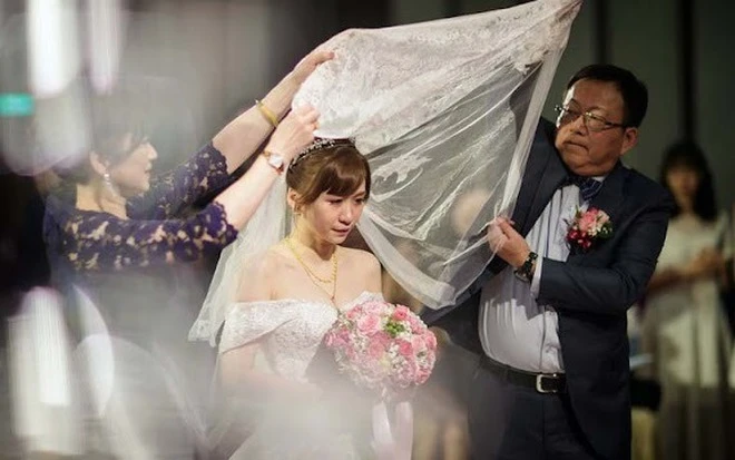Ngày con lấy vợ giàu, tôi tặng 2 đứa một chiếc bát mẻ: Món quà “kém duyên” của bà mẹ nghèo lại là thứ khiến thông gia nể phục Ngày con lấy vợ giàu, tôi tặng 2 đứa một chiếc bát mẻ: Món quà “kém duyên” của bà mẹ nghèo lại là thứ khiến thông gia nể phục