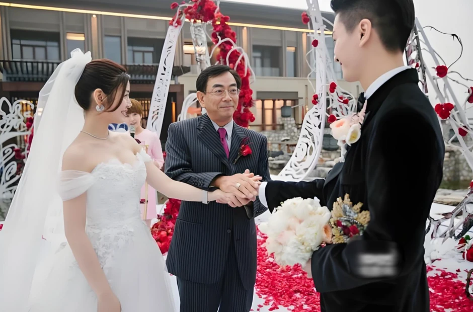 Ngày cưới, tôi bỏ bố đẻ để mời bố dượng lên sân khấu, nào ngờ món quà ông trao khiến cả hội trường chết lặng Ngày cưới, tôi bỏ bố đẻ để mời bố dượng lên sân khấu, nào ngờ món quà ông trao khiến cả hội trường chết lặng