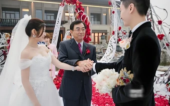 Ngày cưới, tôi bỏ bố đẻ để mời bố dượng lên sân khấu, nào ngờ món quà ông trao khiến cả hội trường chết lặng