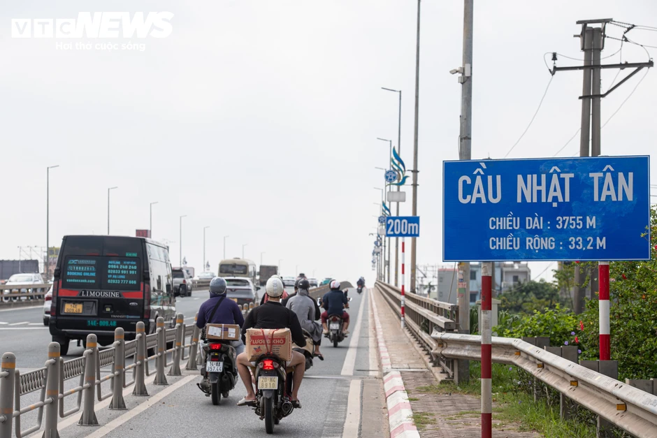Ngày đầu giữ khoảng cách, ô tô nối đuôi, di chuyển chậm qua cầu Nhật Tân Ngày đầu giữ khoảng cách, ô tô nối đuôi, di chuyển chậm qua cầu Nhật Tân