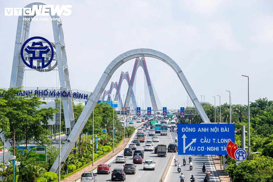 Ngày đầu giữ khoảng cách, ô tô nối đuôi, di chuyển chậm qua cầu Nhật Tân Ngày đầu giữ khoảng cách, ô tô nối đuôi, di chuyển chậm qua cầu Nhật Tân