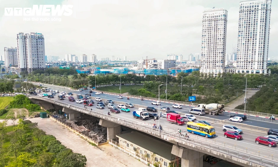 Ngày đầu giữ khoảng cách, ô tô nối đuôi, di chuyển chậm qua cầu Nhật Tân Ngày đầu giữ khoảng cách, ô tô nối đuôi, di chuyển chậm qua cầu Nhật Tân
