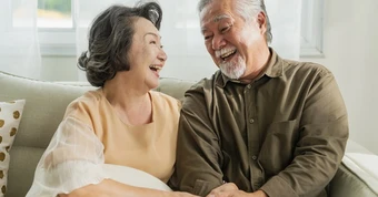 Nghe bố mẹ chồng thông báo tổ chức một bữa tiệc 20 mâm, con dâu run rẩy cả chân tay