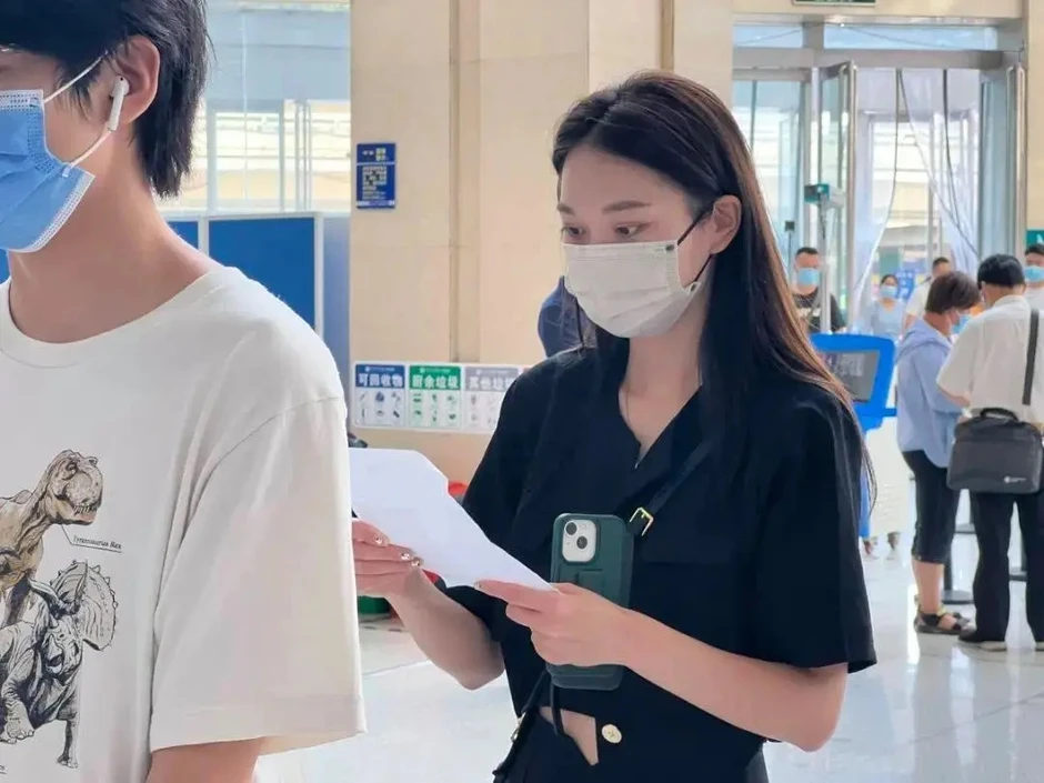 Nghề “đưa người đi viện hộ” ở Trung Quốc đang hot như thế nào mà thu nhập gần 350 triệu/tháng?