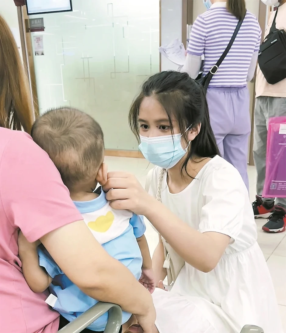 Nghề “đưa người đi viện hộ” ở Trung Quốc đang hot như thế nào mà thu nhập gần 350 triệu/tháng?
