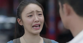 Nghe tin người yêu cũ tai nạn, tôi chỉ ghé thăm vài phút, không ngờ bị vợ anh ta tát giữa đám đông, tối về còn bị chồng đuổi khỏi nhà