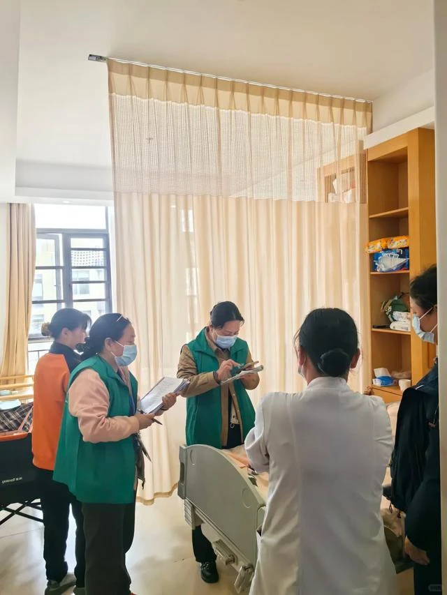 Nghề việc nhẹ kiếm tiền triệu mỗi giờ đang cực khát người: Không bế đỡ, chỉ đi "chấm điểm" để vun vén chặng cuối đời cho người già Nghề việc nhẹ kiếm tiền triệu mỗi giờ đang cực khát người: Không bế đỡ, chỉ đi "chấm điểm" để vun vén chặng cuối đời cho người già