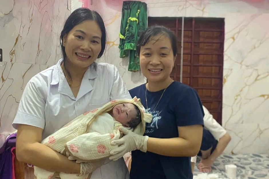 Nghẹt thở cảnh nhân viên y tế bò qua mương giữa nước lũ, đỡ đẻ cho sản phụ Nghẹt thở cảnh nhân viên y tế bò qua mương giữa nước lũ, đỡ đẻ cho sản phụ
