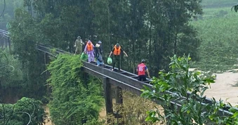 Nghẹt thở cảnh nhân viên y tế bò qua mương giữa nước lũ, đỡ đẻ cho sản phụ