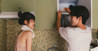 Nghỉ lễ về quê mẹ chồng hỏi: "Vợ 35 tuổi, chồng 40 tuổi mà chưa mua được nhà trong khi lương 50 triệu/tháng à?”