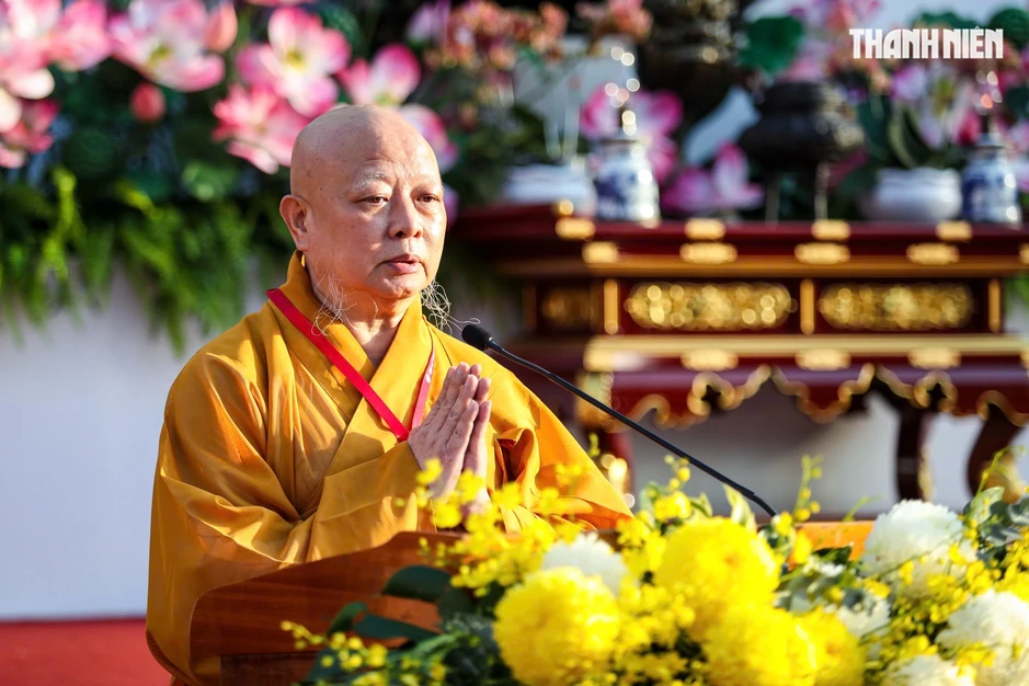 Nghi thức tắm Phật: Hòa thượng Thích Lệ Trang nói về ý nghĩa 3 gáo nước