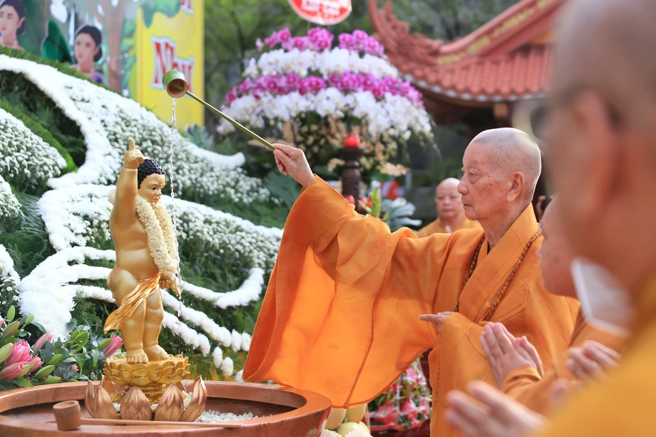 Nghi thức tắm Phật: Hòa thượng Thích Lệ Trang nói về ý nghĩa 3 gáo nước