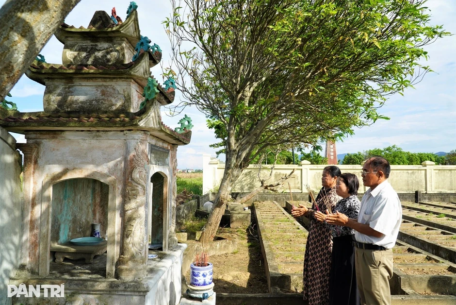 Nghĩa trang 140 ngôi mộ và tấm lòng của những người xa lạ Nghĩa trang 140 ngôi mộ và tấm lòng của những người xa lạ