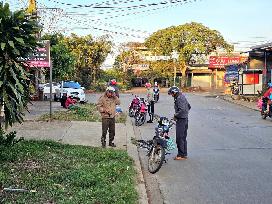 Ngôi chợ lạ bên đường ở Đắk Lắk: Chỉ họp vào mùa hái tiêu Ngôi chợ lạ bên đường ở Đắk Lắk: Chỉ họp vào mùa hái tiêu