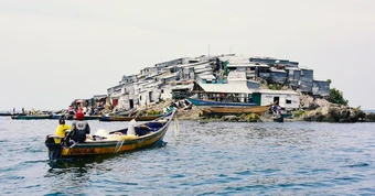 Ngôi làng nhỏ hơn sân bóng đá, gần 1.800 người chen chúc mưu sinh