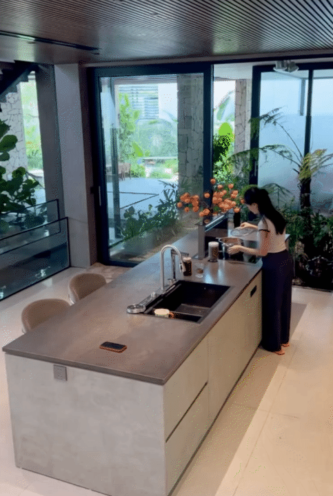 Ngôi nhà 450m2 của vợ chồng Hà Tĩnh như resort thu nhỏ: Khu vườn nhiệt đới bao quanh, cả căn nhà phủ 70% kính, góc nào cũng có view “triệu đô” Ngôi nhà 450m2 của vợ chồng Hà Tĩnh như resort thu nhỏ: Khu vườn nhiệt đới bao quanh, cả căn nhà phủ 70% kính, góc nào cũng có view “triệu đô”