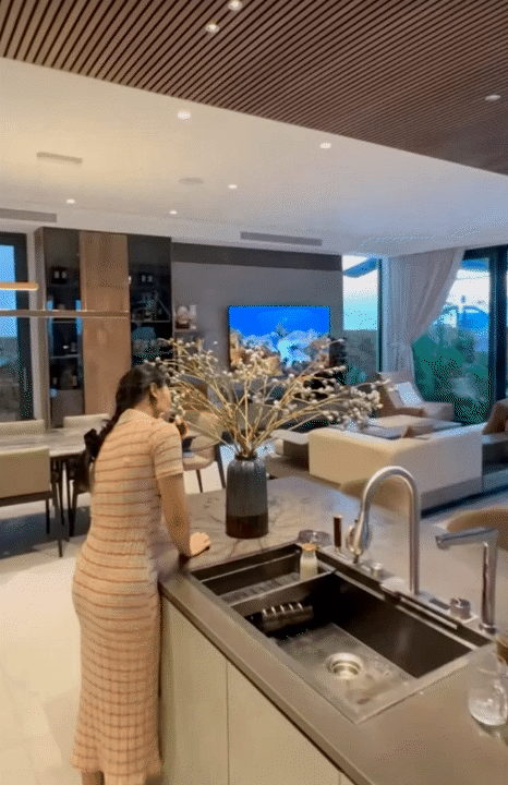 Ngôi nhà 450m2 của vợ chồng Hà Tĩnh như resort thu nhỏ: Khu vườn nhiệt đới bao quanh, cả căn nhà phủ 70% kính, góc nào cũng có view “triệu đô” Ngôi nhà 450m2 của vợ chồng Hà Tĩnh như resort thu nhỏ: Khu vườn nhiệt đới bao quanh, cả căn nhà phủ 70% kính, góc nào cũng có view “triệu đô”