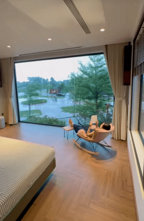 Ngôi nhà 450m2 của vợ chồng Hà Tĩnh như resort thu nhỏ: Khu vườn nhiệt đới bao quanh, cả căn nhà phủ 70% kính, góc nào cũng có view “triệu đô” Ngôi nhà 450m2 của vợ chồng Hà Tĩnh như resort thu nhỏ: Khu vườn nhiệt đới bao quanh, cả căn nhà phủ 70% kính, góc nào cũng có view “triệu đô”