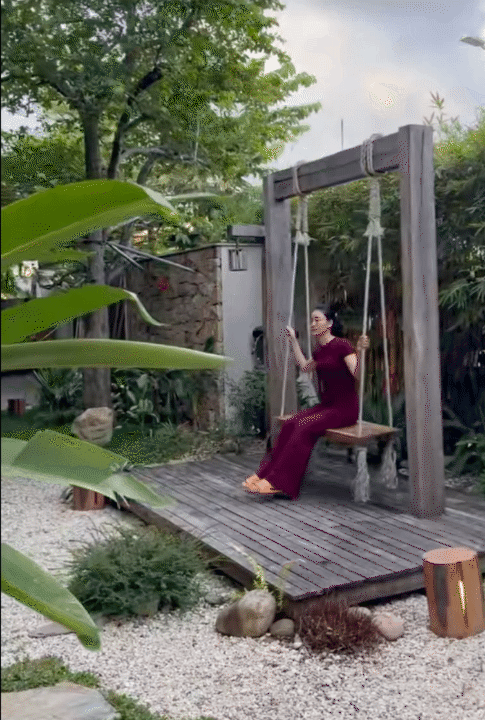 Ngôi nhà 450m2 của vợ chồng Hà Tĩnh như resort thu nhỏ: Khu vườn nhiệt đới bao quanh, cả căn nhà phủ 70% kính, góc nào cũng có view “triệu đô” Ngôi nhà 450m2 của vợ chồng Hà Tĩnh như resort thu nhỏ: Khu vườn nhiệt đới bao quanh, cả căn nhà phủ 70% kính, góc nào cũng có view “triệu đô”