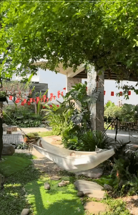 Ngôi nhà 450m2 của vợ chồng Hà Tĩnh như resort thu nhỏ: Khu vườn nhiệt đới bao quanh, cả căn nhà phủ 70% kính, góc nào cũng có view “triệu đô” Ngôi nhà 450m2 của vợ chồng Hà Tĩnh như resort thu nhỏ: Khu vườn nhiệt đới bao quanh, cả căn nhà phủ 70% kính, góc nào cũng có view “triệu đô”