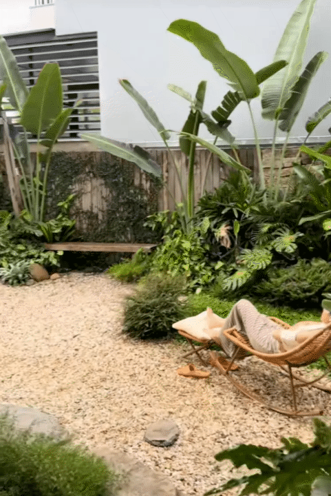 Ngôi nhà 450m2 của vợ chồng Hà Tĩnh như resort thu nhỏ: Khu vườn nhiệt đới bao quanh, cả căn nhà phủ 70% kính, góc nào cũng có view “triệu đô” Ngôi nhà 450m2 của vợ chồng Hà Tĩnh như resort thu nhỏ: Khu vườn nhiệt đới bao quanh, cả căn nhà phủ 70% kính, góc nào cũng có view “triệu đô”