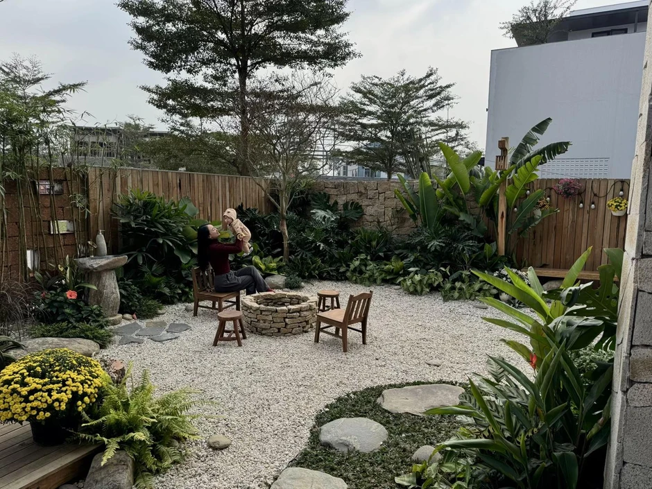 Ngôi nhà 450m2 của vợ chồng Hà Tĩnh như resort thu nhỏ: Khu vườn nhiệt đới bao quanh, cả căn nhà phủ 70% kính, góc nào cũng có view “triệu đô” Ngôi nhà 450m2 của vợ chồng Hà Tĩnh như resort thu nhỏ: Khu vườn nhiệt đới bao quanh, cả căn nhà phủ 70% kính, góc nào cũng có view “triệu đô”