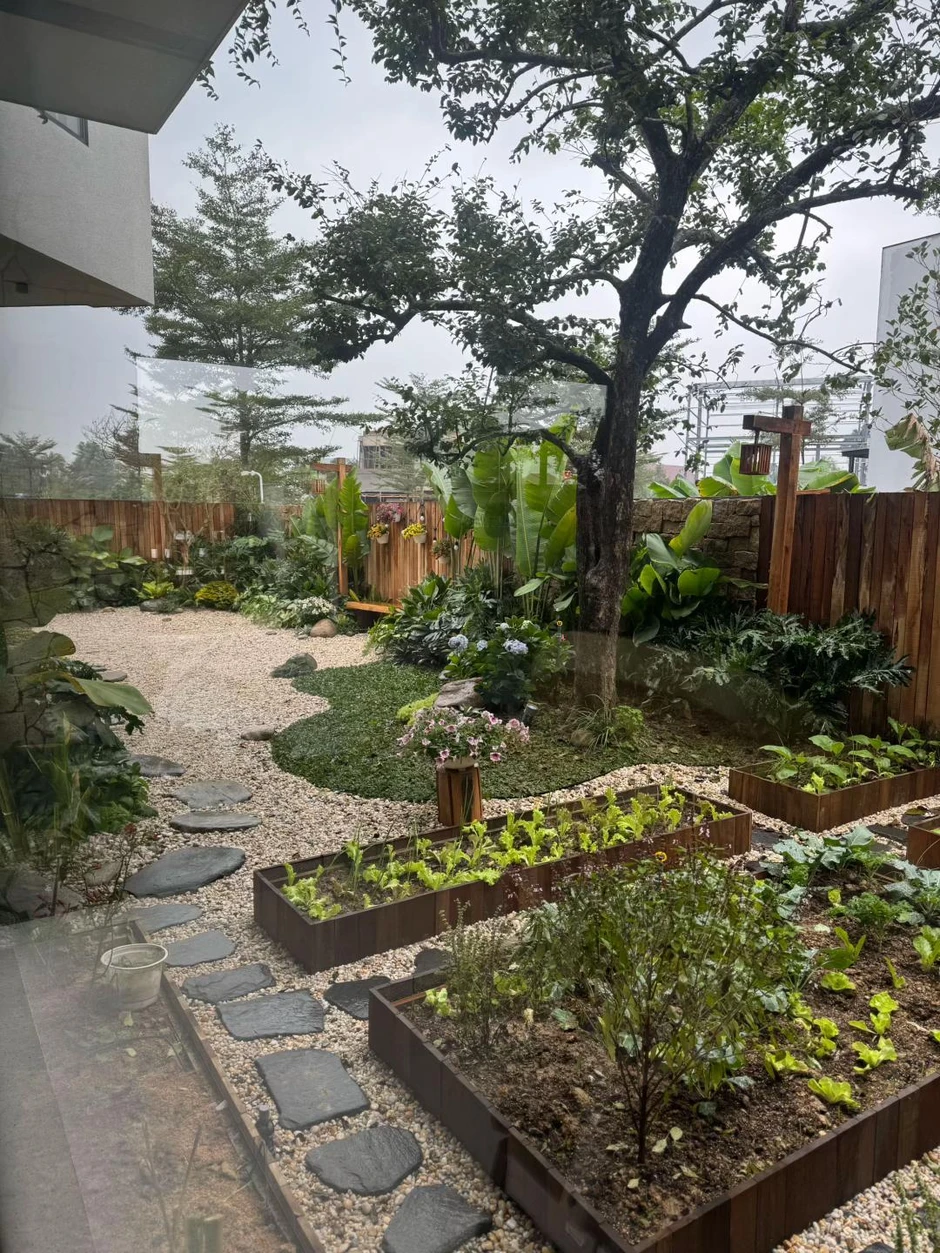 Ngôi nhà 450m2 của vợ chồng Hà Tĩnh như resort thu nhỏ: Khu vườn nhiệt đới bao quanh, cả căn nhà phủ 70% kính, góc nào cũng có view “triệu đô” Ngôi nhà 450m2 của vợ chồng Hà Tĩnh như resort thu nhỏ: Khu vườn nhiệt đới bao quanh, cả căn nhà phủ 70% kính, góc nào cũng có view “triệu đô”