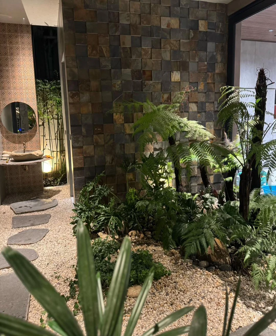 Ngôi nhà 450m2 của vợ chồng Hà Tĩnh như resort thu nhỏ: Khu vườn nhiệt đới bao quanh, cả căn nhà phủ 70% kính, góc nào cũng có view “triệu đô” Ngôi nhà 450m2 của vợ chồng Hà Tĩnh như resort thu nhỏ: Khu vườn nhiệt đới bao quanh, cả căn nhà phủ 70% kính, góc nào cũng có view “triệu đô”