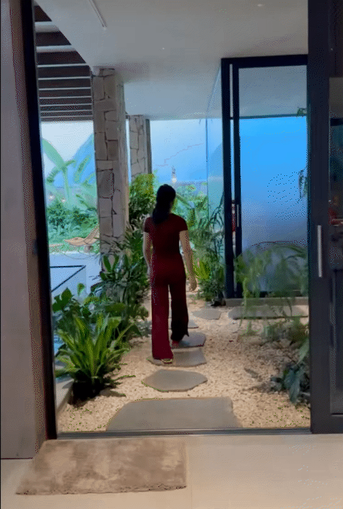 Ngôi nhà 450m2 của vợ chồng Hà Tĩnh như resort thu nhỏ: Khu vườn nhiệt đới bao quanh, cả căn nhà phủ 70% kính, góc nào cũng có view “triệu đô” Ngôi nhà 450m2 của vợ chồng Hà Tĩnh như resort thu nhỏ: Khu vườn nhiệt đới bao quanh, cả căn nhà phủ 70% kính, góc nào cũng có view “triệu đô”