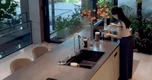 Ngôi nhà 450m2 của vợ chồng Hà Tĩnh như resort thu nhỏ: Khu vườn nhiệt đới bao quanh, cả căn nhà phủ 70% kính, góc nào cũng có view “triệu đô”