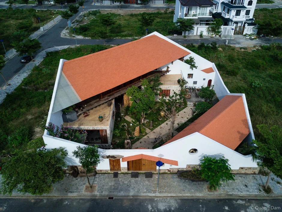 Ngôi nhà hiện đại mang đậm ảnh hưởng văn hóa nhà sàn Bắc Bộ giữa Nha Trang