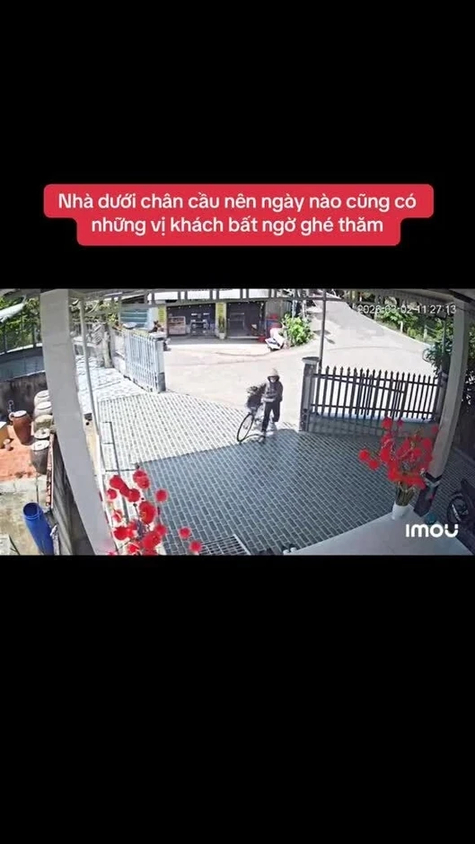 Ngôi nhà thường xuyên 'đón' khách lạc tay lái dưới chân cầu Ngôi nhà thường xuyên 'đón' khách lạc tay lái dưới chân cầu