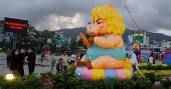 Ngựa mặt “cau có” từng gây bão mạng dịp Tết bỏ quảng trường để... ra biển